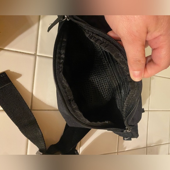 Nike Crossbody Fanny Pack Bag Hip Waist Bag Adjustable Band Black & White - Picture 6 of 7